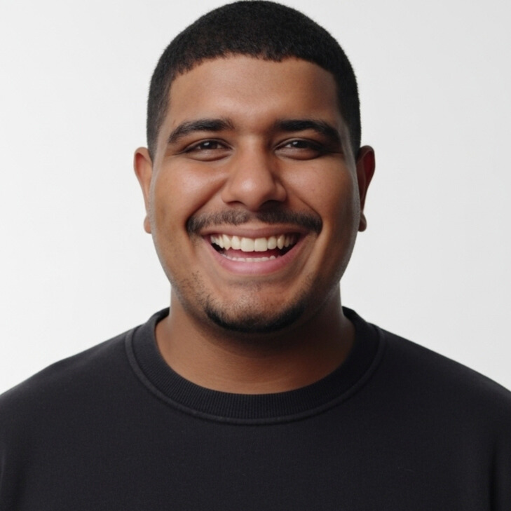 foto de lucas maciel sorrindo e usando blusa preta, com a mão perto da boca